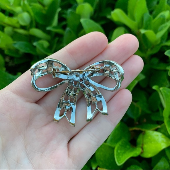 Larger Silver Rhinestone Bow Brooch/Pin - Picture 3 of 5